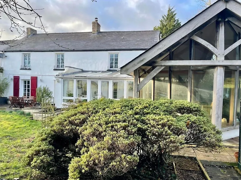 Entire Country Farmhouse Cardiff 0*,